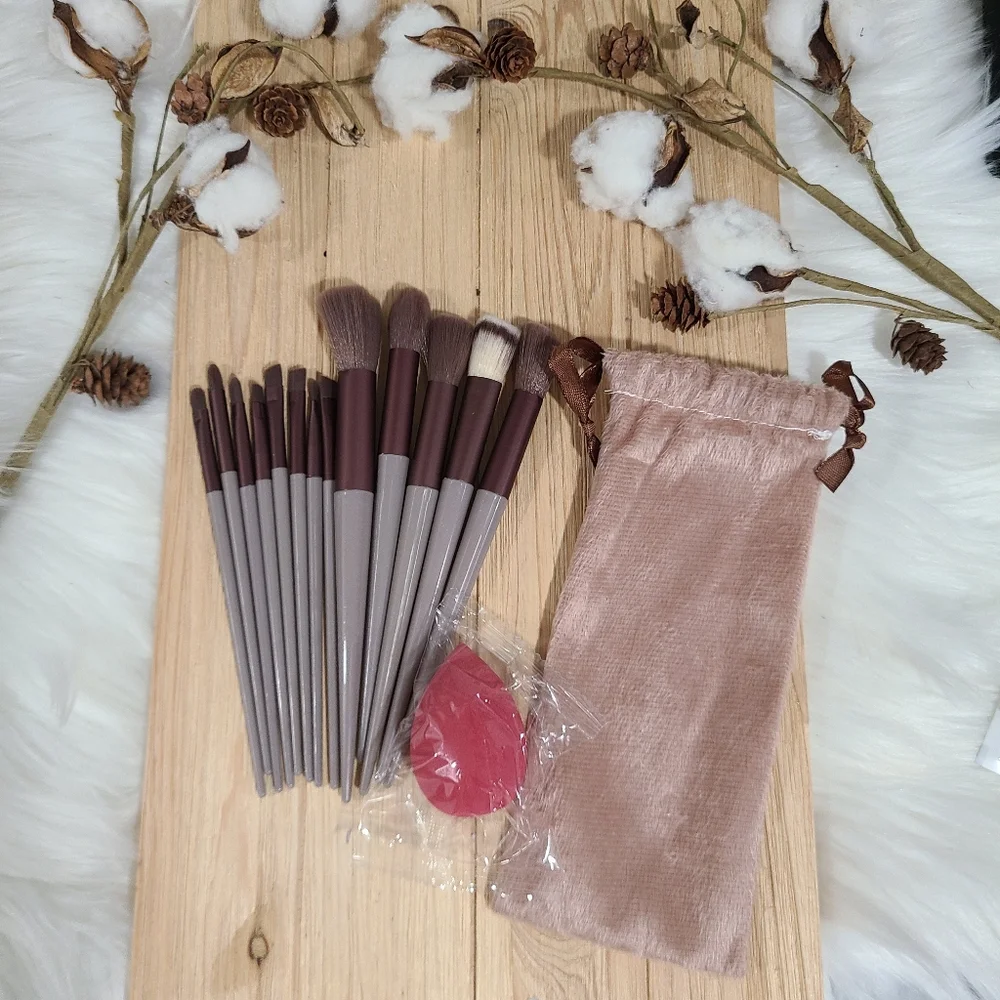 🎉🎉NEW🎉🎉 13PC Maroon Handle Brush Set with Travel Bag and Makeup Sponge